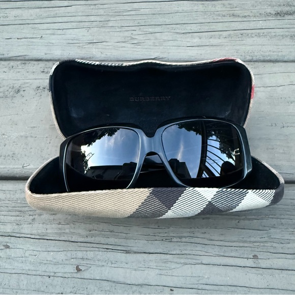 Burberry 4010 black quilted temples sunglasses main image 10